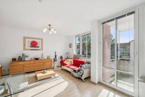 Gepflegte 2 Zimmer-Wohnung mit Westbalkon und Tiefgarage im Grünen