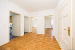 Großzügige 3-Zimmer-Altbauwohnung mit Wohnküche, viel Licht & sonnigem Süd-Ost-/Westbalkon - ideal für WGs. – 80993 München – Vorschaubild 5