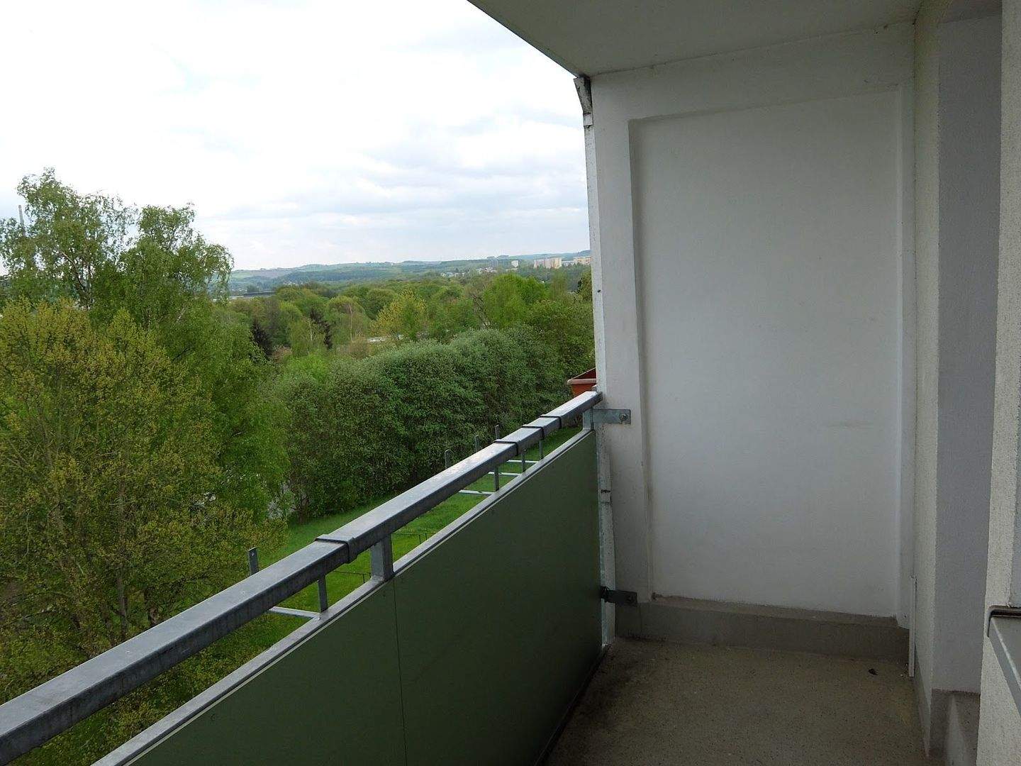 Komfortabel wohnen: Erstbezug mit Balkon, hellen Räumen und hochwertigem Bodenbelag – Chemnitz – Vorschaubild 3