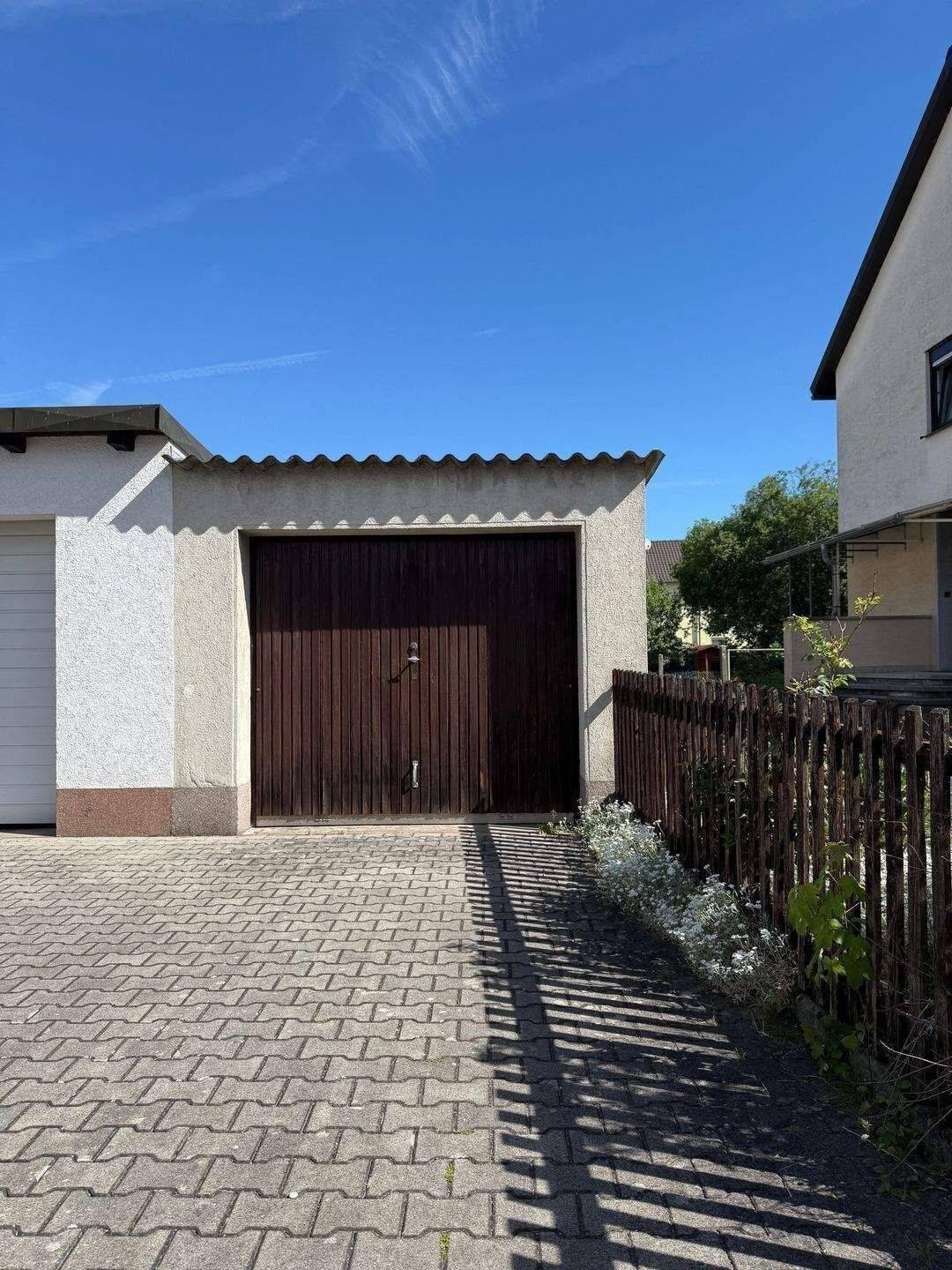 Doppelhaus mit zwei Wohneinheiten, Ideal für Familien mit Platzbedarf oder Kapitalanleger, mit 569 m² Grundstück, mit Garage und Gartenhaus – Nürnberg – Vorschaubild 7