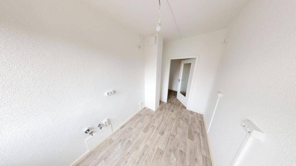 3-Raum-Wohnung mit Einbauküche und Balkon – Chemnitz – Vorschaubild 3