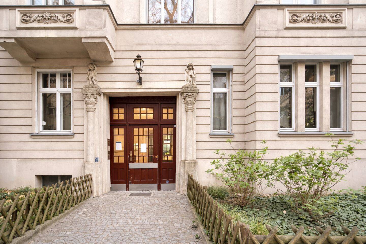 Bezugsfrei: 2-Zimmer-Altbaucharme mit sonnigem Balkon zum Innenhof in Steglitz – Berlin – Vorschaubild 2