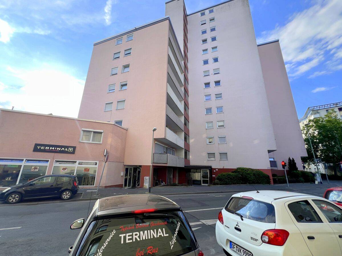 JETZT ODER NIE! Sanierungsbedürftige 2,5 ZI-Whg mit Balkon und Stellplatz in Offenbach-Stadtmitte – 63067 Offenbach am Main – Bild 1 von 9