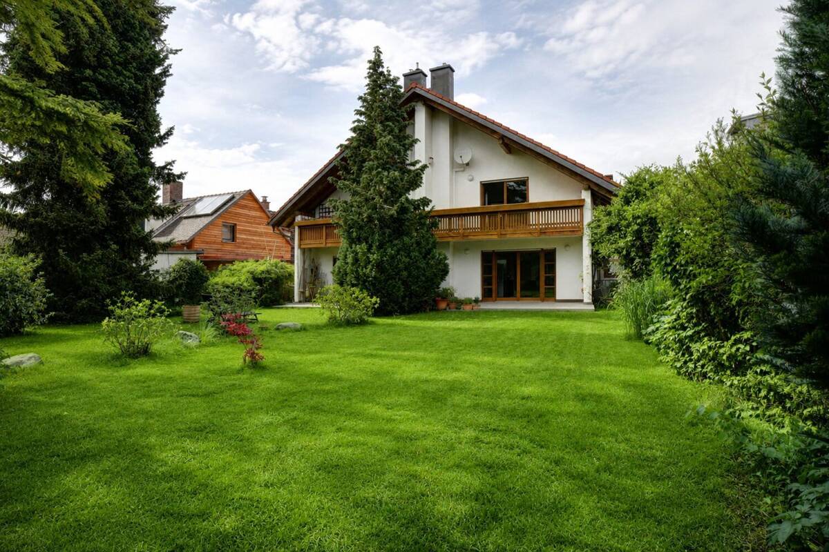 Wunderschöne Doppelhaushälfte mit idyllischem Garten am Stadtrand für Familien & Paare – 80937 München – Bild 1 von 9