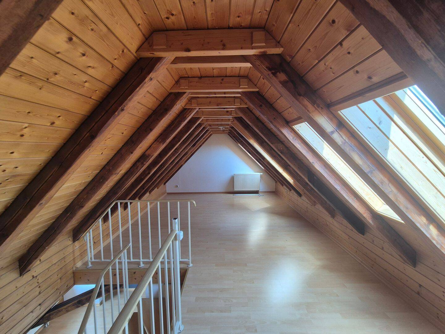Lichtdurchflutete 3-Raum-Maisonette-Dachgeschosswohnung mit kompletter Einbauküche-Badezimmer mit Fenster und Badewanne – Erfurt – Vorschaubild 2