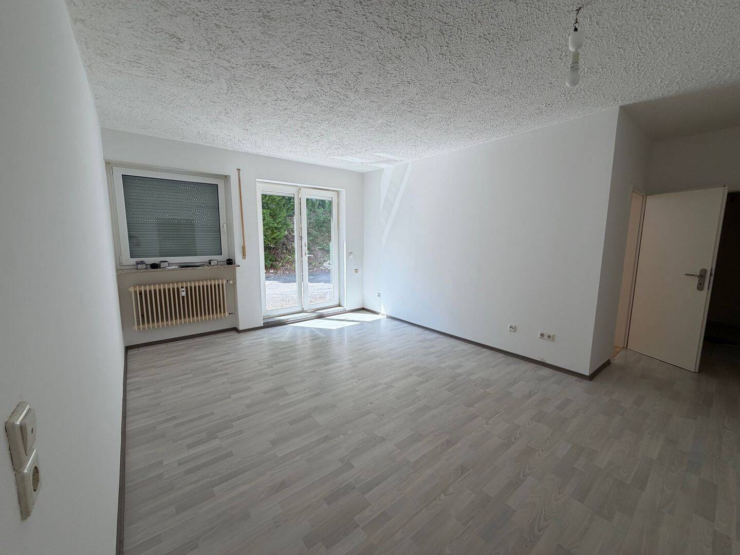 Gepflegte Erdgeschosswohnung mit Garten, Doppelgarage und umfangreichen Modernisierungen