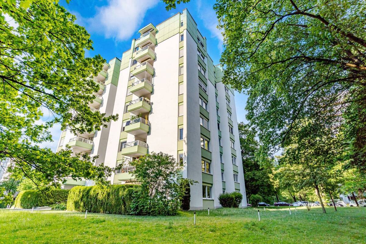 Großzügige 2-Zimmer-Wohnung mit 84 m², Wohnküche und Loggia in Johanneskirchen – 81927 München – Bild 1 von 9