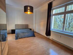 Bezugsfreie lichtdurchflutete 2-Zimmer-Wohnung (leicht in 3-Zimmer zu erweitern) mit hohen Stuckdecken – 10247 Berlin – Vorschaubild 1