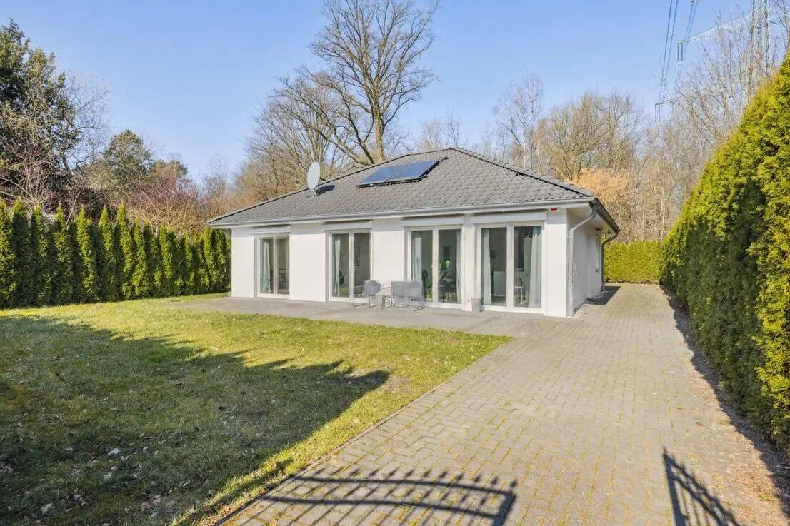Moderner Bungalow mit ausgebautem Dachgeschoss und Südterrasse in Hamburg-Volksdorf