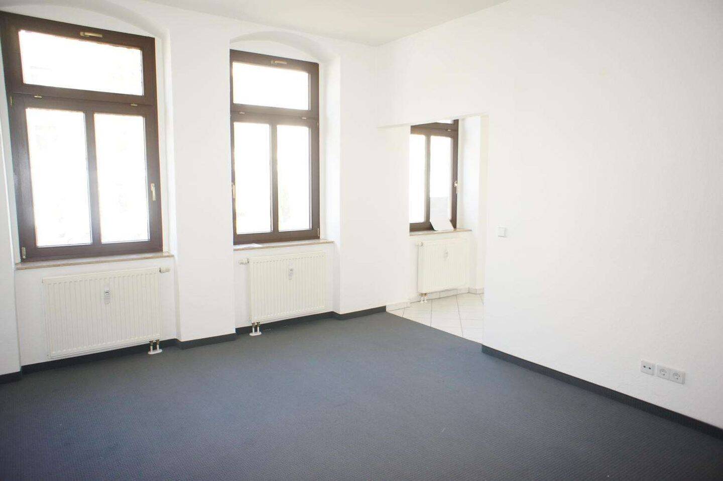 Frei ab 1.12.26 - Jetzt mit Laminat- Bad mit Wanne + Fenster !!! – Chemnitz – Vorschaubild 3