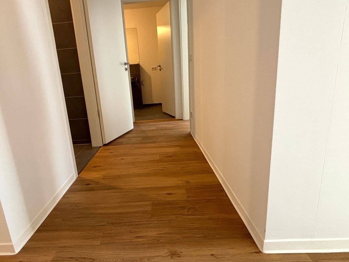 4-Zimmer-Wohnung (Typ 13) mit Balkon, zwei Badezimmern und Keller | ab sofort verfügbar – Köln – Vorschaubild 2