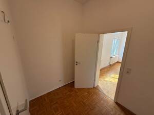 Helle 4,5-Zimmer-Wohnung mit Parkett und Küche auf 89 m² im 1. Stock in Frankfurt – 60599 Frankfurt am Main – Vorschaubild 8