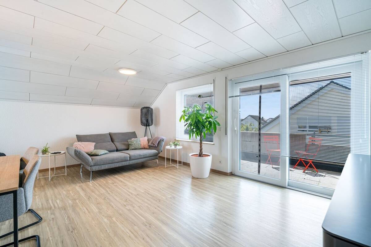 Charmant! Moderne und gut durchdachte 3,5-Zimmer-Mietwohnung mit zwei sonnenverwöhnten Balkonen – 88480 Achstetten – Bild 1 von 9