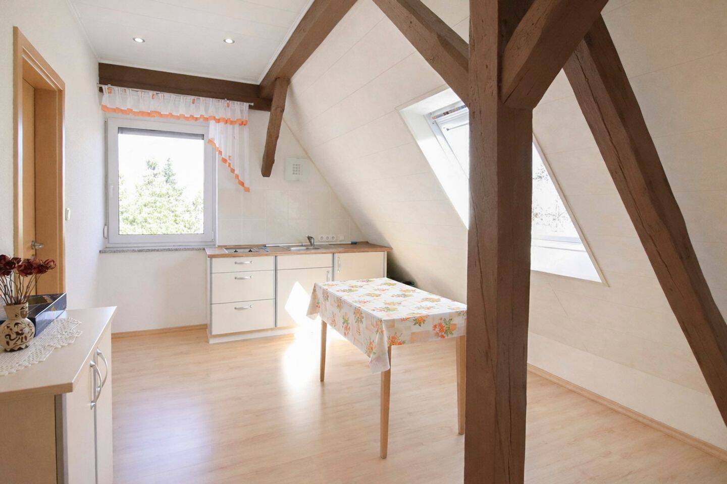 Großes Einfamilienhaus mit Gartenparadies, Gäste- und Nutzflächen sowie mehreren Garagen – Unterbreizbach – Vorschaubild 9