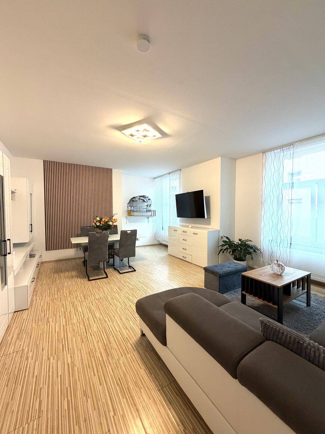 Großzügig geschnittene 4-Zimmer-Wohnung mit Garage, zwei Außenstellplätzen und zusätzlichem Lagerraum – Nürnberg – Bild 1 von 9