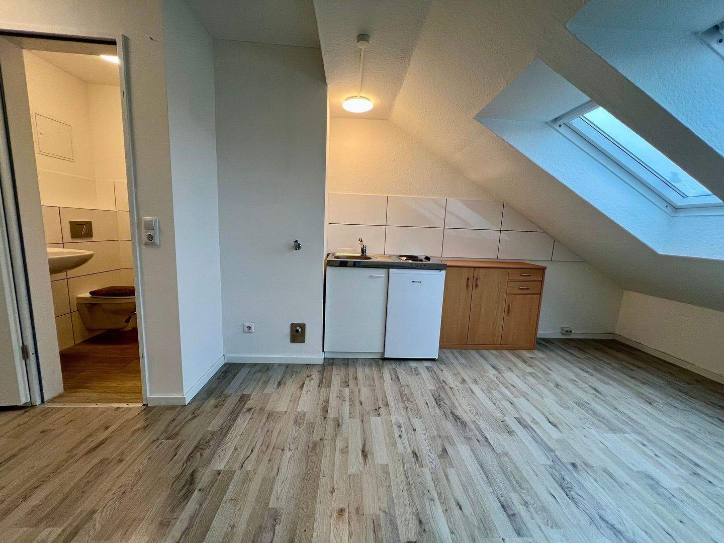 Großzügige 1-Zimmer-Wohnung Saniert mit schönem Ausblick, Aufzug, Stellplatz – Kiel – Vorschaubild 4