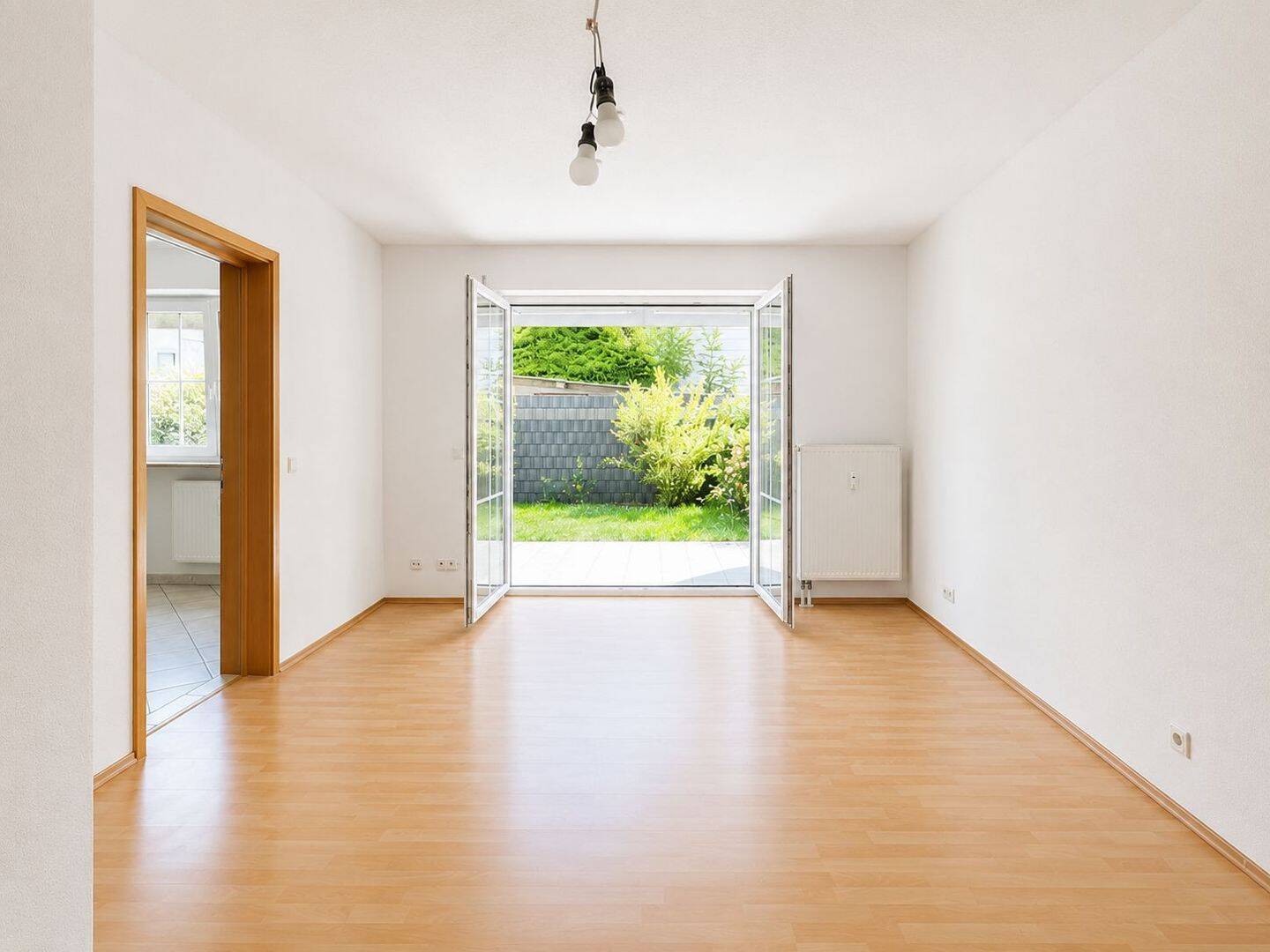 Helle 3-Zi-Terrassenwohnung mit eigenem Garten, Keller und Garage