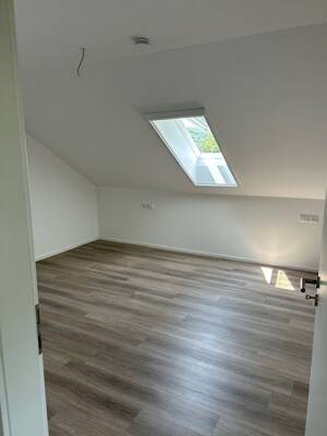 Großzügige 3,5-Zimmer-Dachgeschosswohnung mit 2 Balkonen, Fußbodenheizung & EBK – 71263 Weil der Stadt – Vorschaubild 7