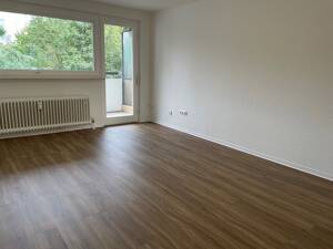 Bahnhofnähe: Sanierte 2-Zimmerwohnung mit Balkon – 63069 Offenbach am Main – Vorschaubild 1