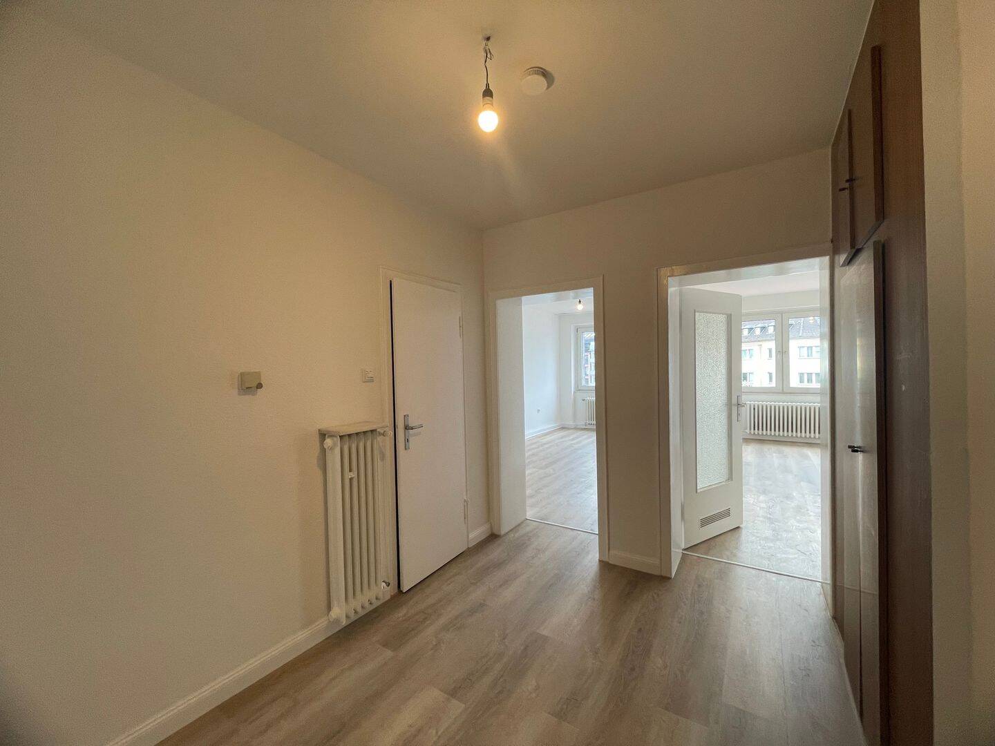 Urbane Lage! Renovierte 2-Zi-Whg mit Wohnküche & Balkon – Düsseldorf – Vorschaubild 2