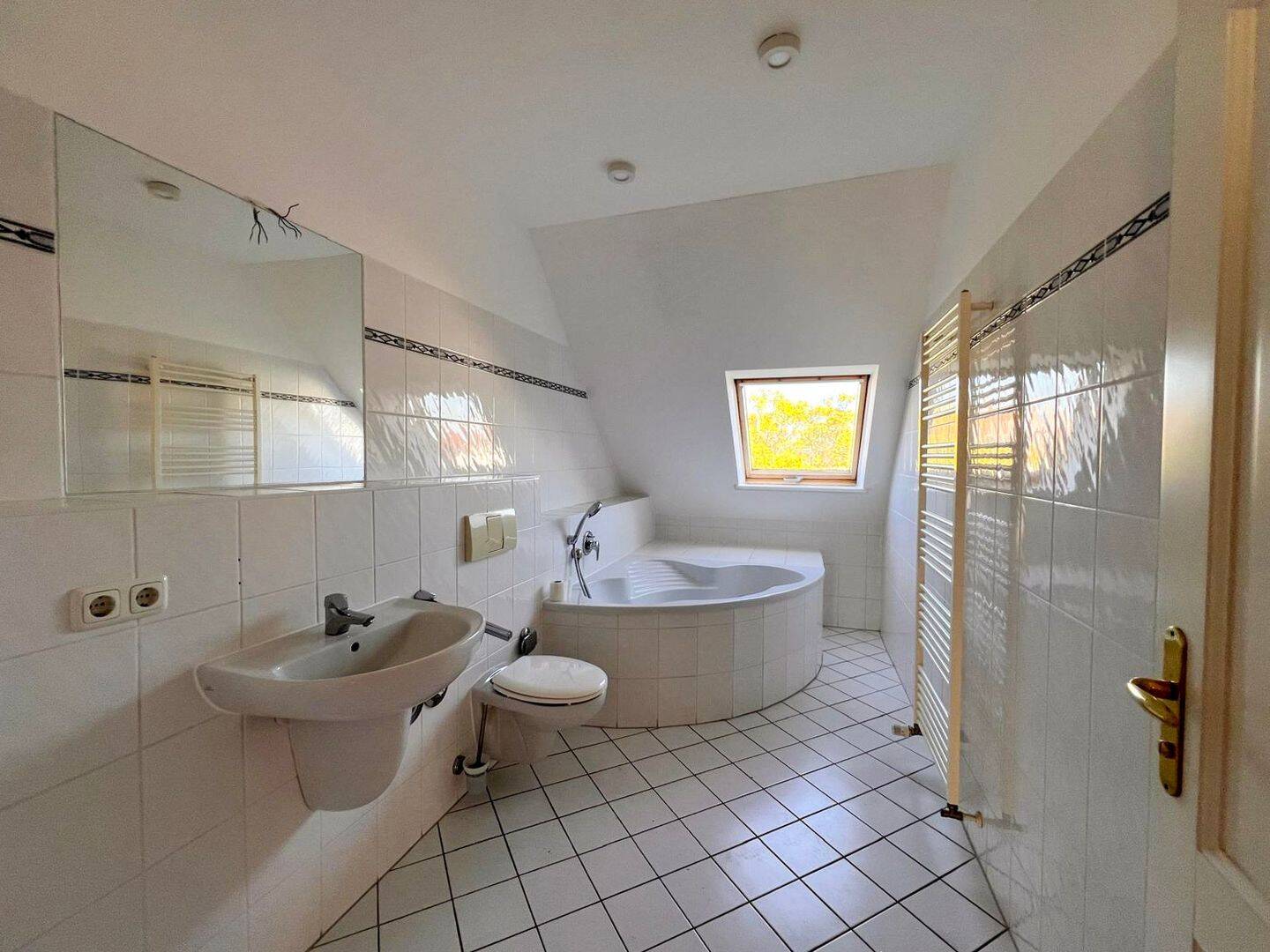 Bezugsfreie 2-Zimmer-Dachgeschosswohnung mit Terrasse und klassischen Stuckdetails – Leipzig – Vorschaubild 6