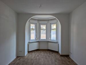 Helle 2-Zimmer-Wohnung mit Erker und Einbauküche – 7749 Jena – Vorschaubild 1