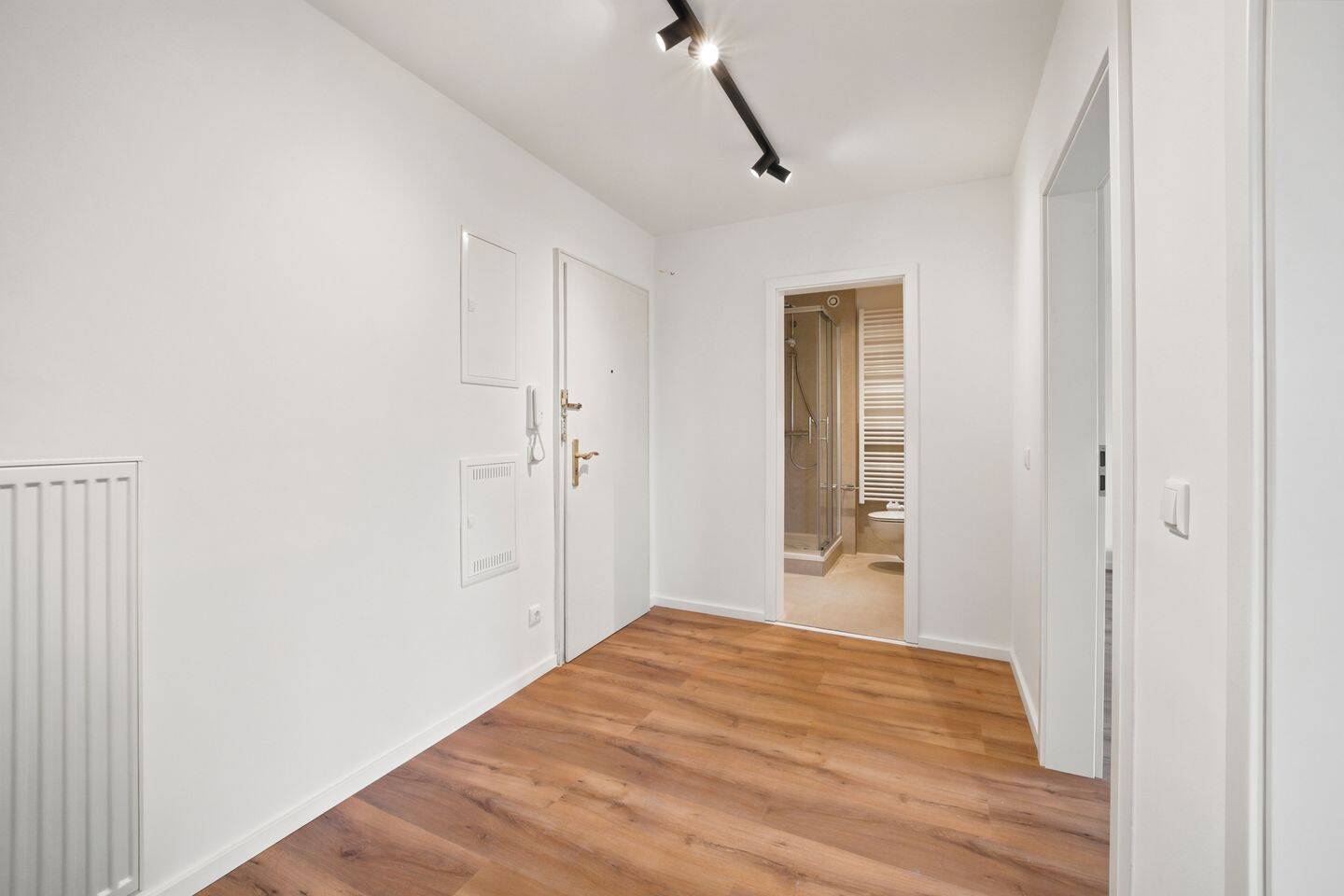 Sanierte und großzügige 2-Zi-Wohnung in naturnaher Lage mit Aufzug, Balkon und eigenem TG-Stellplatz – München – Vorschaubild 8