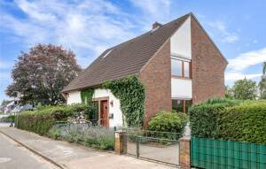 Gepflegtes 1-2-Familienhaus mit Garten und Garage in Nebenstraße von Burgdamm