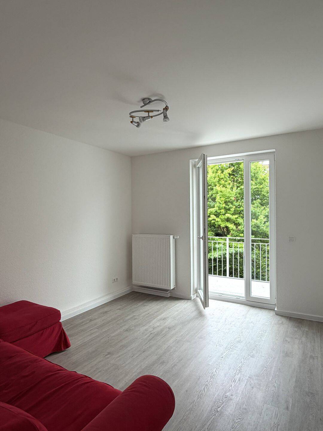 Modernisierte 2-Zimmer-Wohnung mit neuer Einbauküche und Balkon - sofort bezugsfrei – Hannover – Vorschaubild 2