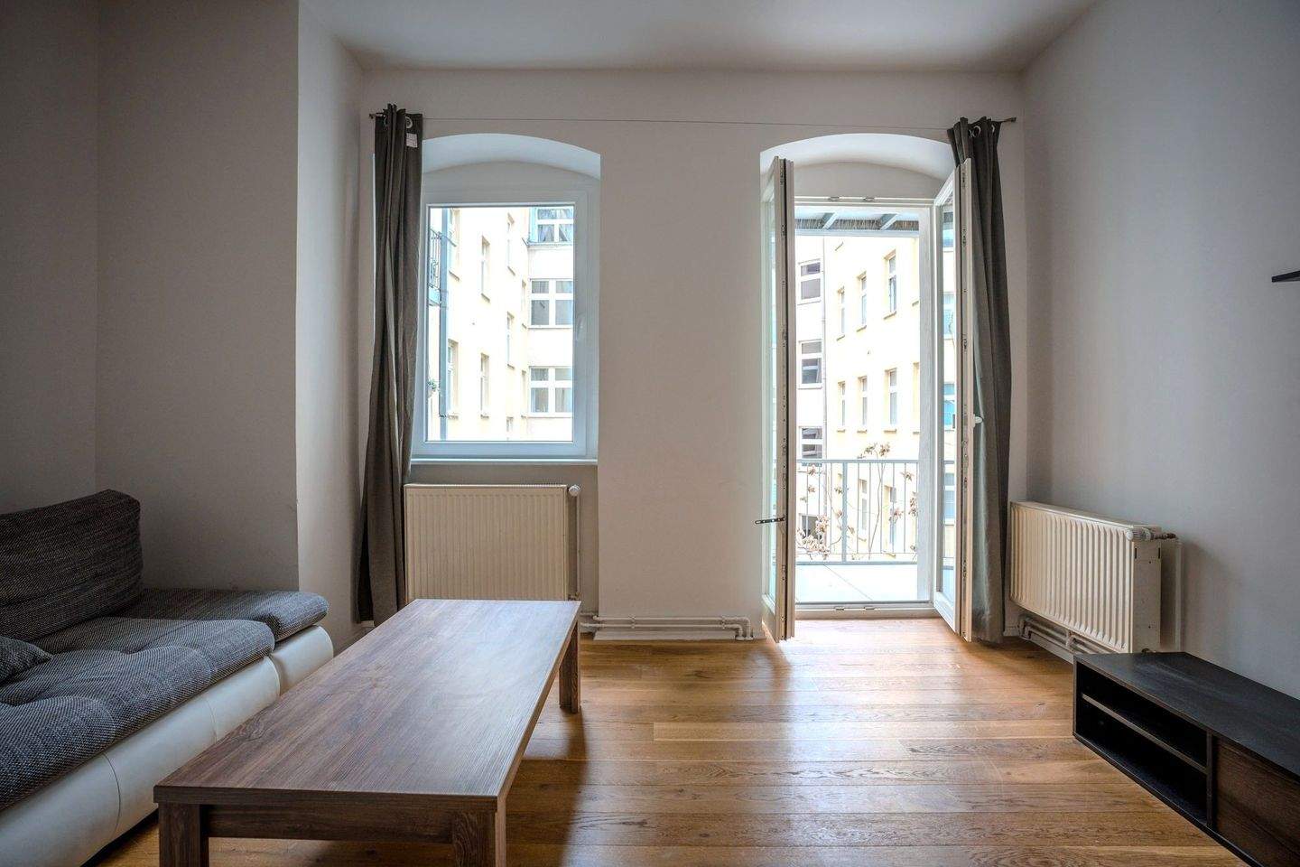 Großzügige, renovierte Altbauwohnung mit großem Balkon im begehrten Samariterkiez.