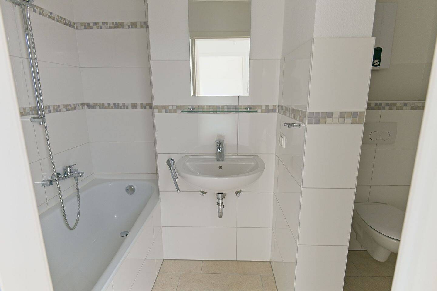 Stilvolle ruhige 3-Zi-Dachgeschosswohnung im Jugendstilhaus - eigene Etage, Dachbalken und Gartenmitnutzung, zentrumsnah in Kiel – Kiel – Vorschaubild 4