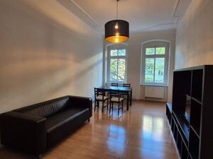 Bezugsfreie lichtdurchflutete 2-Zimmer-Wohnung (leicht in 3-Zimmer zu erweitern) mit hohen Stuckdecken – 10247 Berlin – Vorschaubild 3