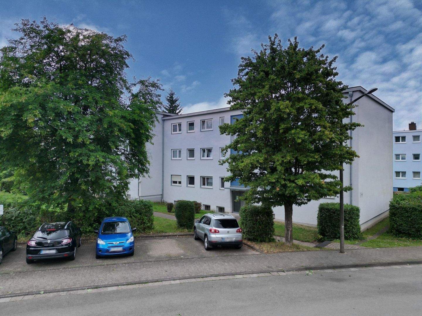 Attraktives 12-Parteien-Mehrfamilienhaus - vollvermietet, modernisiert & nachhaltig beheizt! – Wolfhagen – Vorschaubild 3
