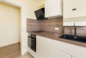 Bahnhofsnah! Einbauküche, modernes Bad, Keller: 2019 sanierte Dachgeschoss-Wohnung in Schöneweide – 12439 Berlin – Vorschaubild 4