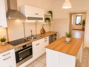 Großzügige 3-Zimmer-Altbauwohnung mit Einbauküche und großer Dachterrasse
