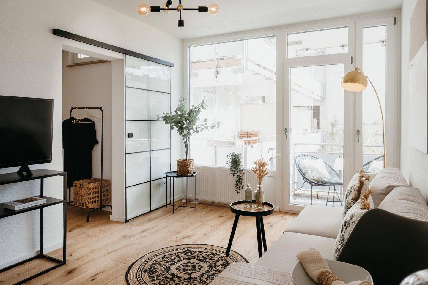 Im Herzen Schwabings: Charmante 2-Zimmer-Wohnung mit Balkon – München – Vorschaubild 3