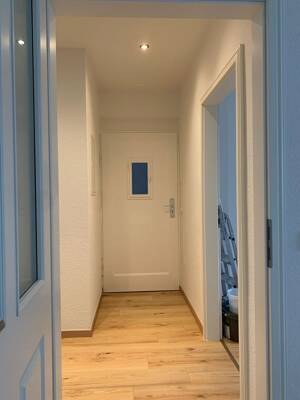 // Ab 01.09.2026 - ruhige Lage - Loggia - Laminat - Blick ins Grüne // – 4157 Leipzig – Vorschaubild 3