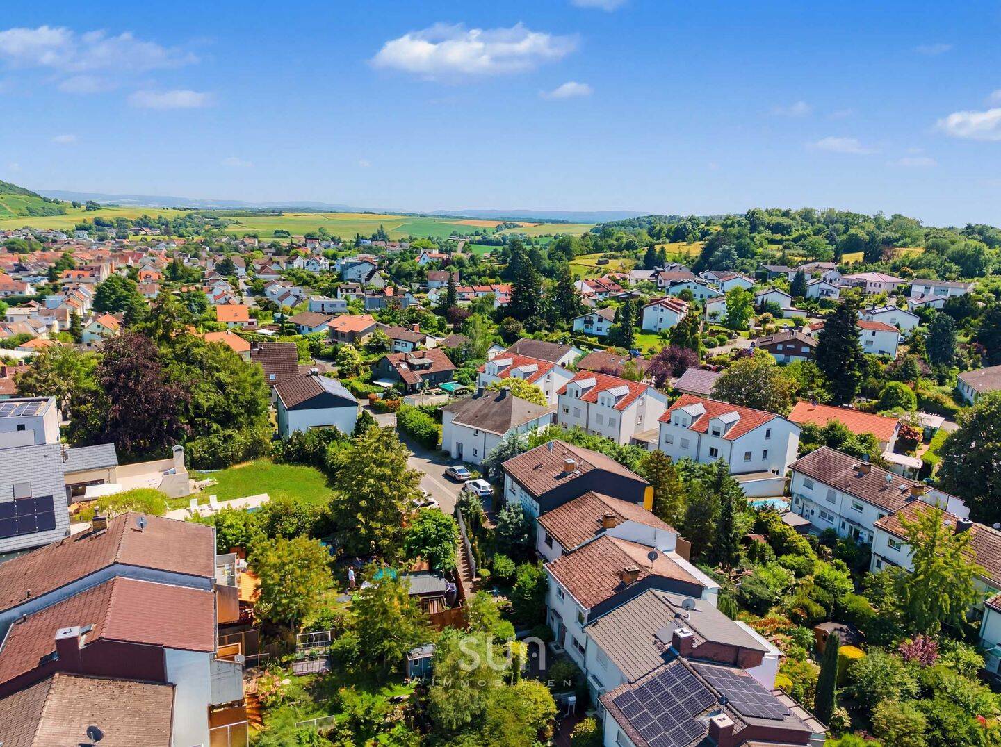 RUHIGES ZUHAUSE AM STILLEN WOHNWEG! - 4-Zimmer-RMH in Roßdorf mit Garten und Balkon – Roßdorf – Bild 1 von 9