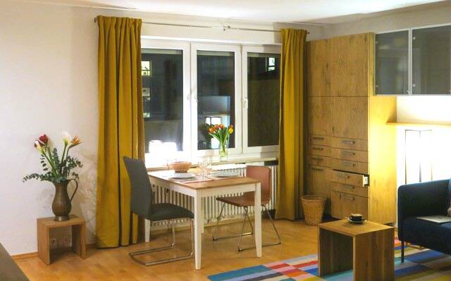 Lichtdurchflutetes City-Apartment mit großem Süd-Balkon – München – Vorschaubild 5