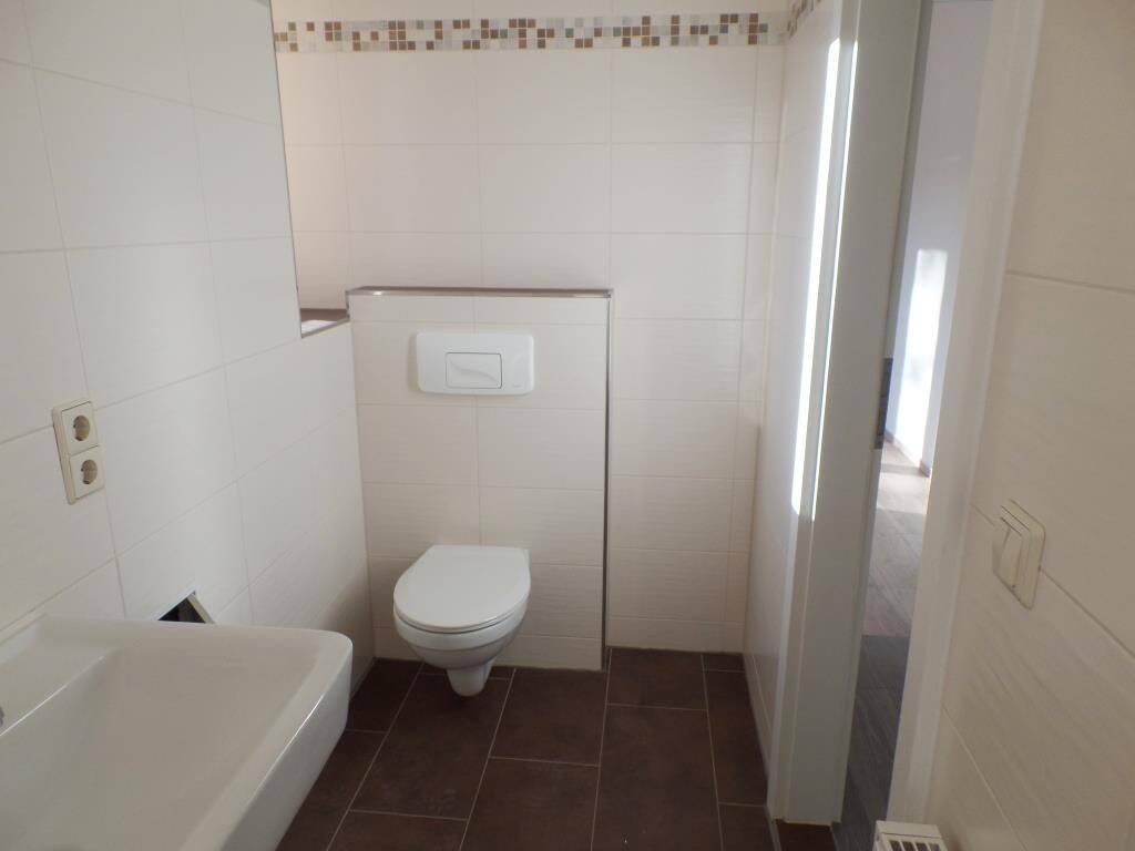 Familienwohnung mit großer Küche, Balkon, Design-Fußbodenbelag, Deckenspots u.v.m. – Chemnitz – Vorschaubild 5
