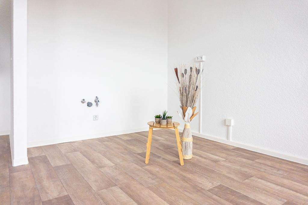 4-Raum-Wohntraum mit Einbauküche und Eckbadewanne – Chemnitz – Vorschaubild 2