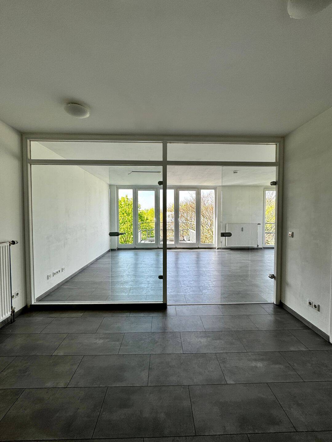3-Zimmer, 104 m², lichtdurchflutet, zwei Balkone, TG-Stellplatz und bodentiefes Fensterpanorama – Berlin – Vorschaubild 5