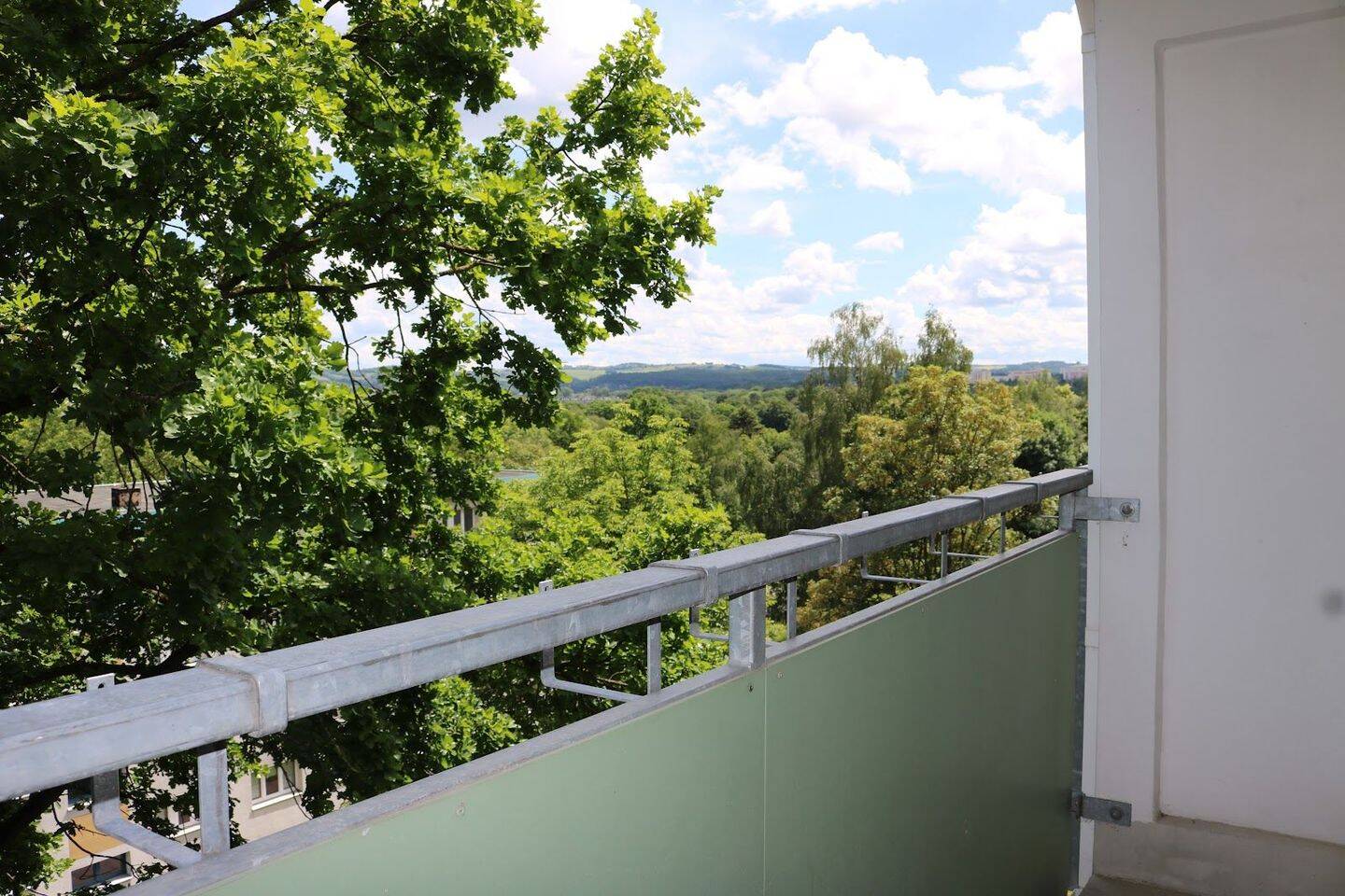 Modernes Wohngefühl: Erstbezug nach Sanierung mit großem Balkon und kostenfreien Stellplätzen – Chemnitz – Vorschaubild 2