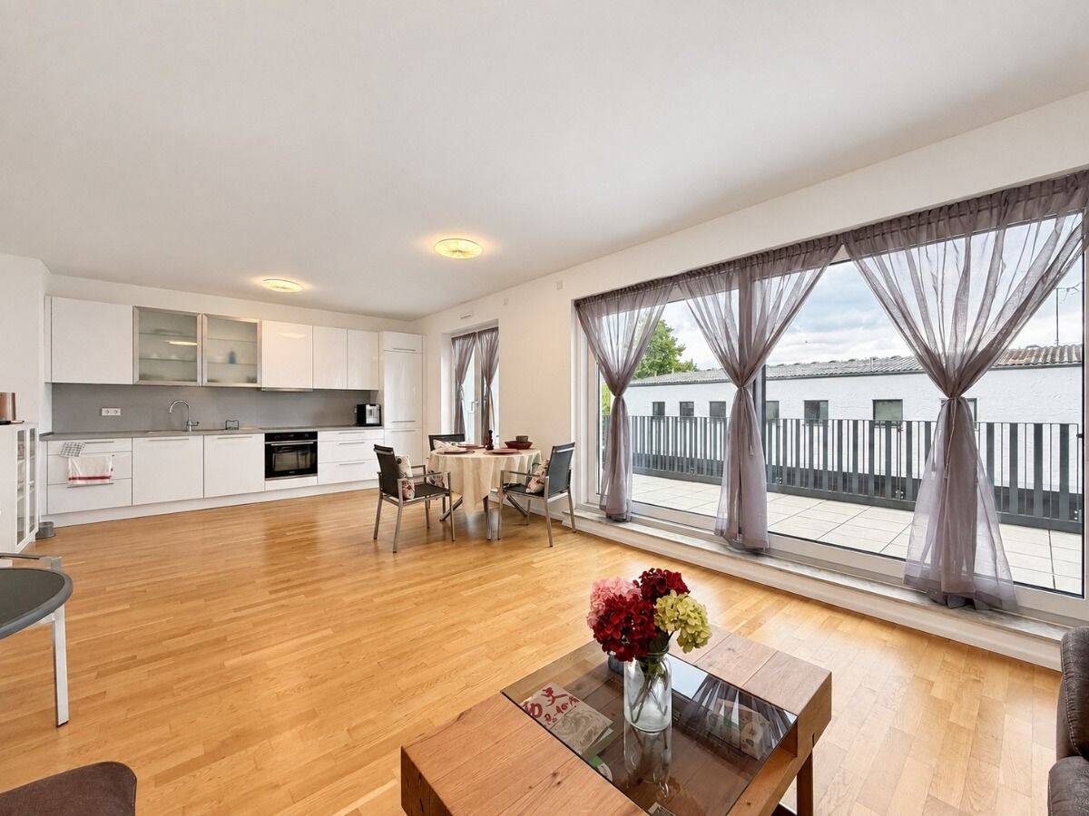 Lichtdurchflutete 2-Zimmer-Wohnung mit Balkon in Derendorf – 40476 Düsseldorf – Bild 1 von 9