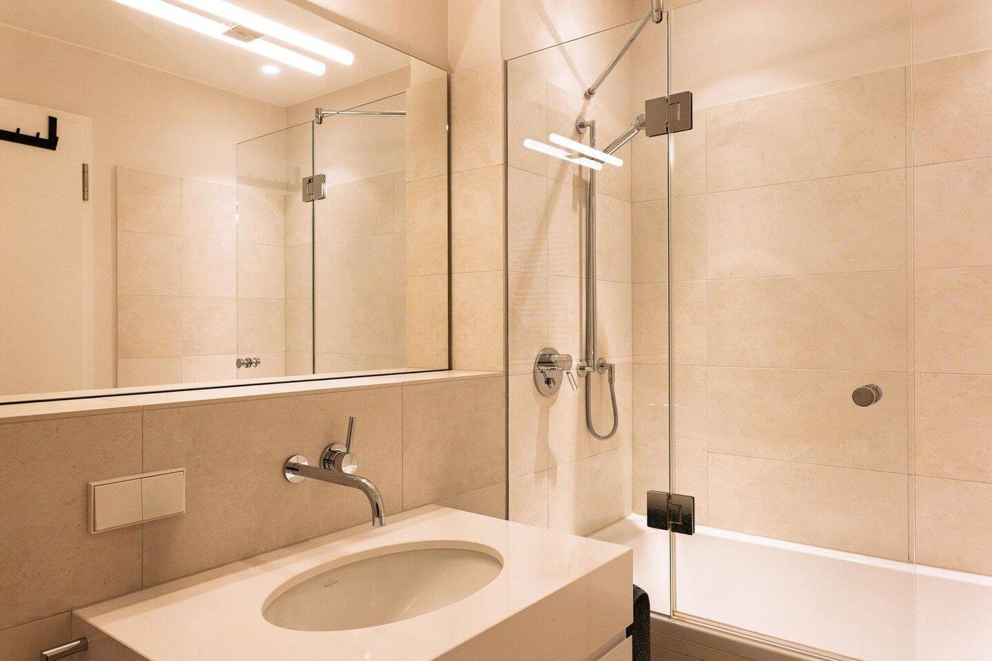 80qm 2-Zimmer Wohnung mit Balkon & WLAN WG-geeignet – Düsseldorf – Vorschaubild 9
