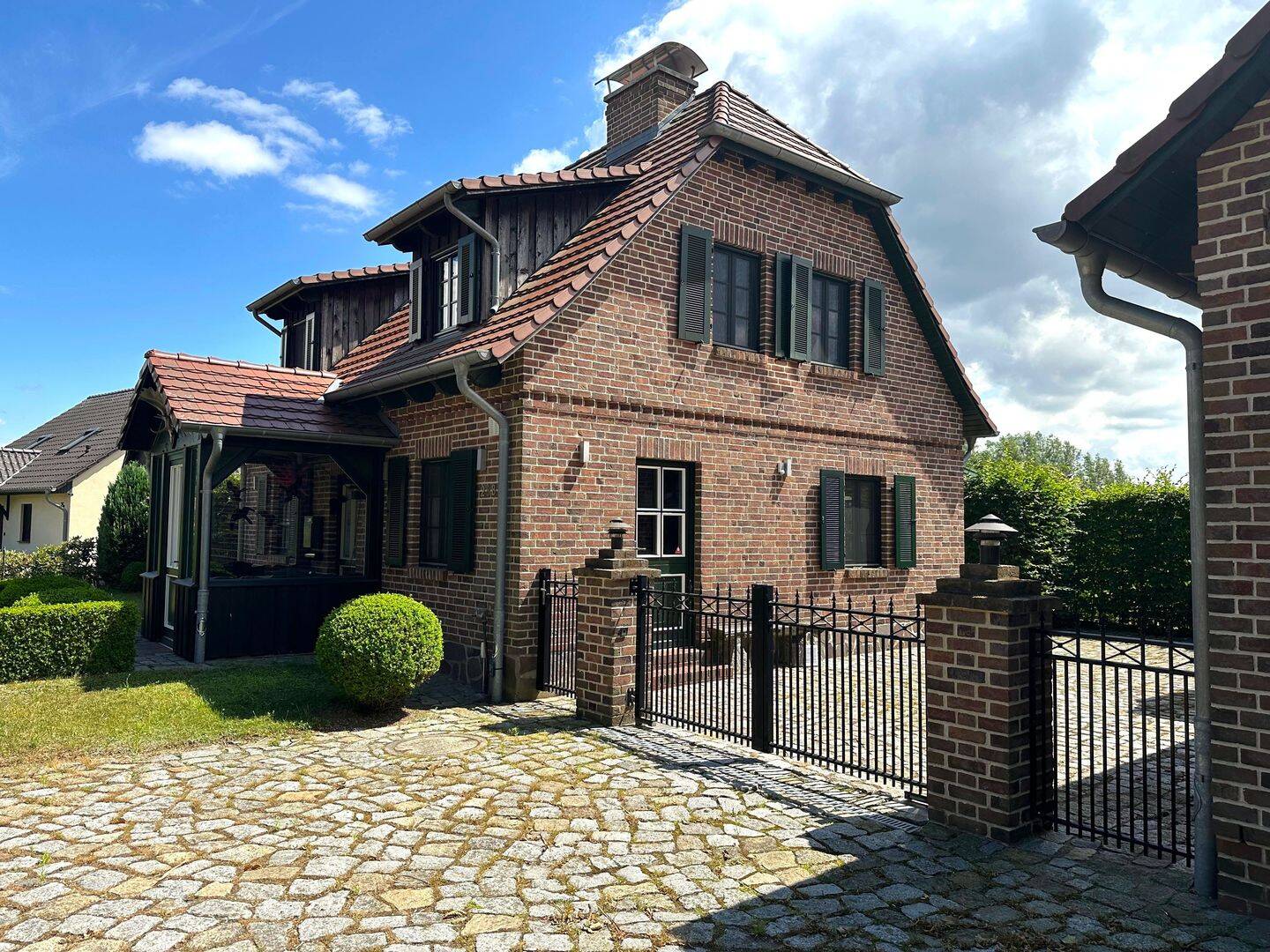 Ihr Rückzugsort im Grünen - Einfamilienhaus mit Einliegerwohnung, Wildkammer und Pool – Userin – Vorschaubild 3