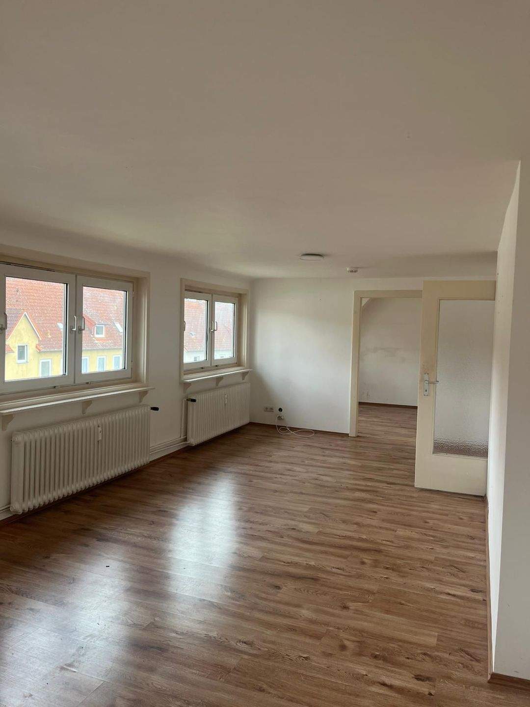 Große modernisierte 2-Zimmer-Dachgeschosswohnung in zentraler Lage