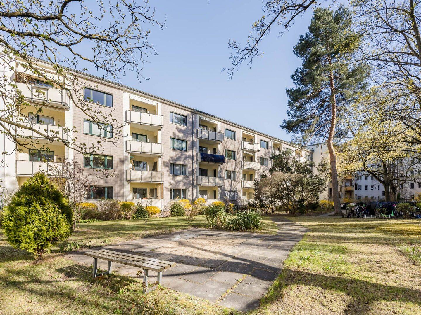 Modernisierte 3-Zimmer-Wohnung mit Südbalkon in ruhiger Lage in Berlin-Westend