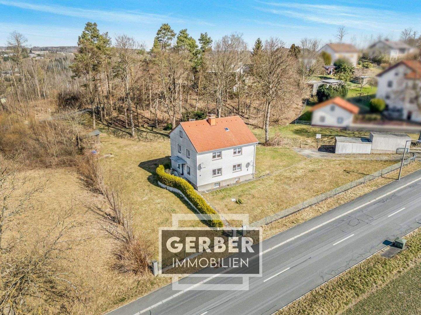 Vermietetes Zweifamilienhaus mit schönen Weitblicken – Berg – Bild 1 von 8