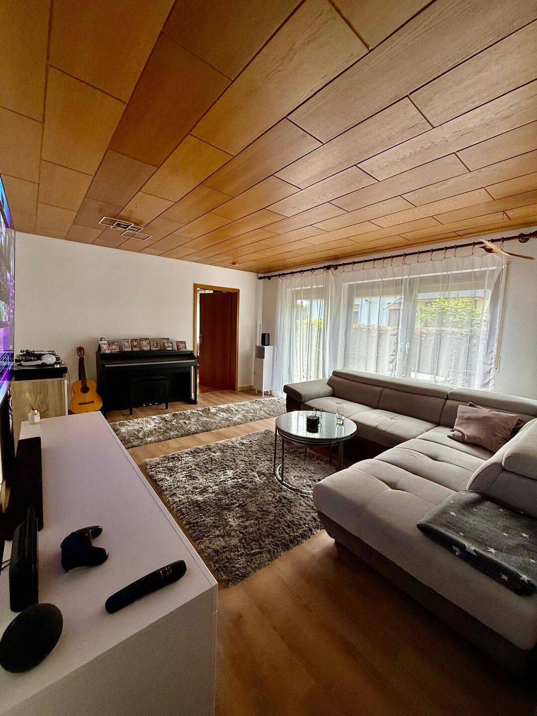 Gemütliche, sonnige 2,5-Zimmer Erdgeschoss-Einliegerwohnung mit 10 qm Außenterrasse und Einbauküche in gepflegtem Zweifamilienwohnhaus